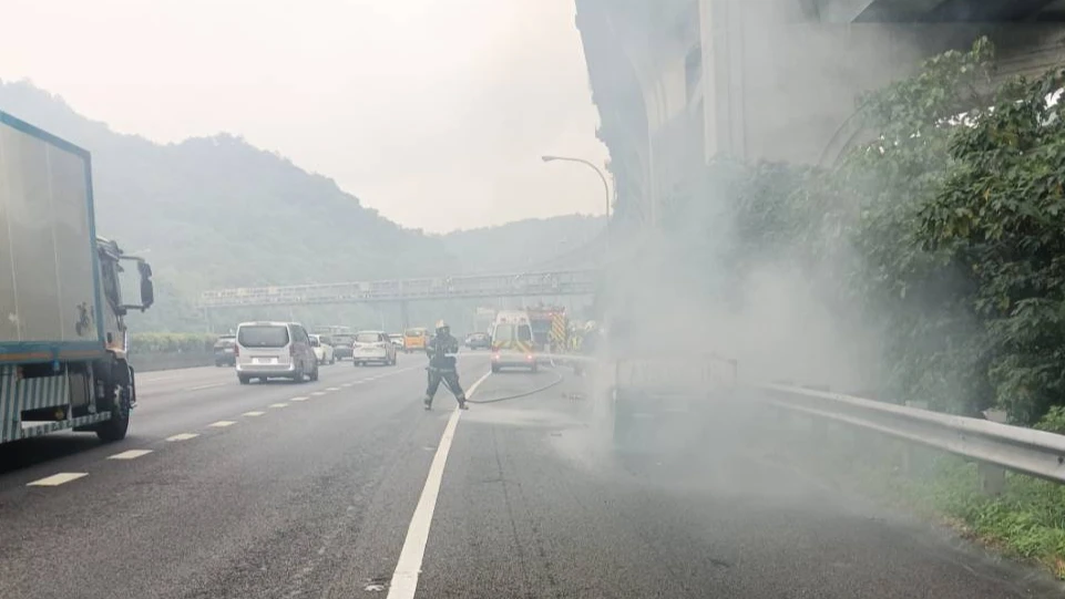 國道1號上班尖峰火燒車！驚人濃煙竄天　車輛回堵3km