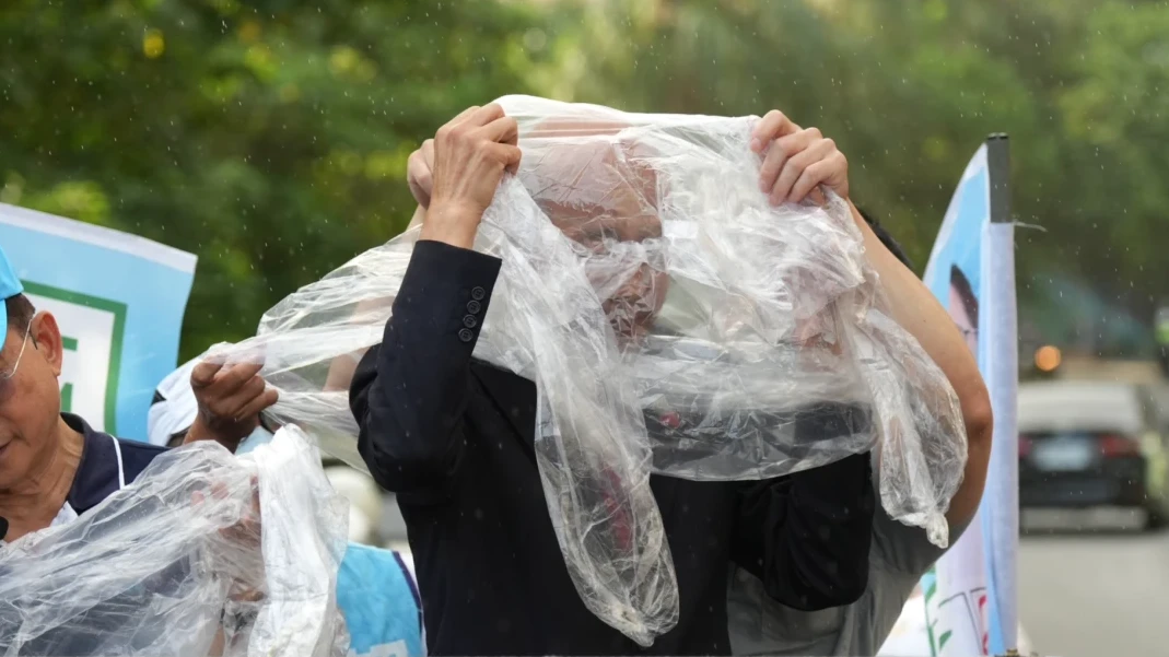 「輕便雨衣丟垃圾桶」慘收罰單　環保局揭關鍵！「陷阱題」弄錯最高噴6千