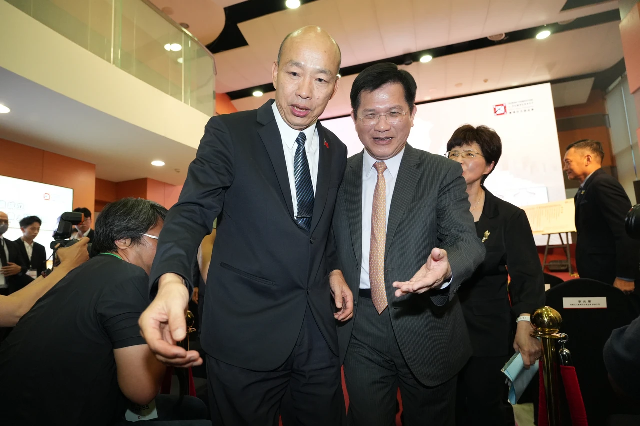 干戈暫歇！韓國瑜、林佳龍歡慶地方政府聯合會成立　他坦言不容易