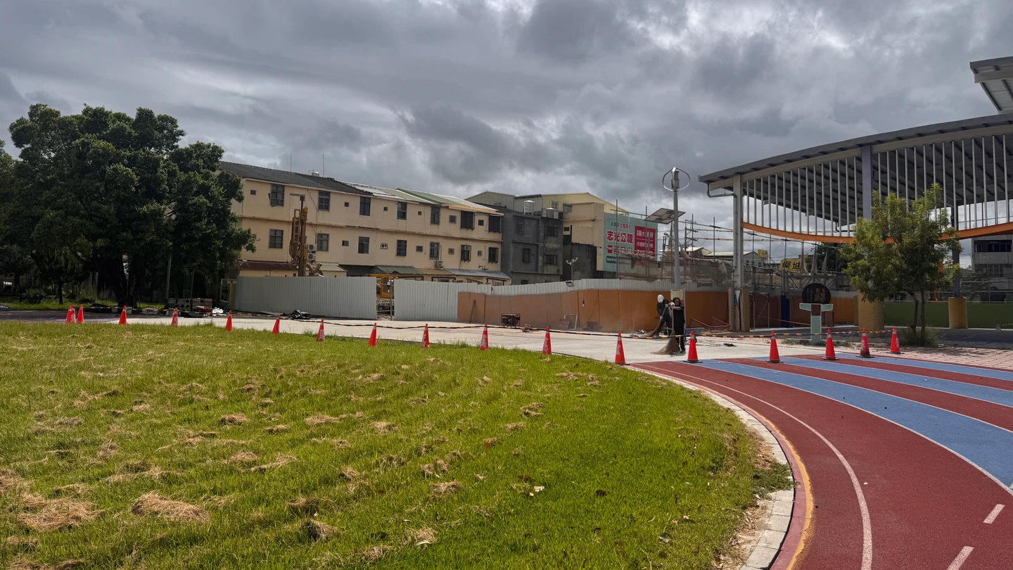 透天厝傾斜、國小跑道受損！竟是附近建案施工釀禍　中市府重罰9萬勒令停工