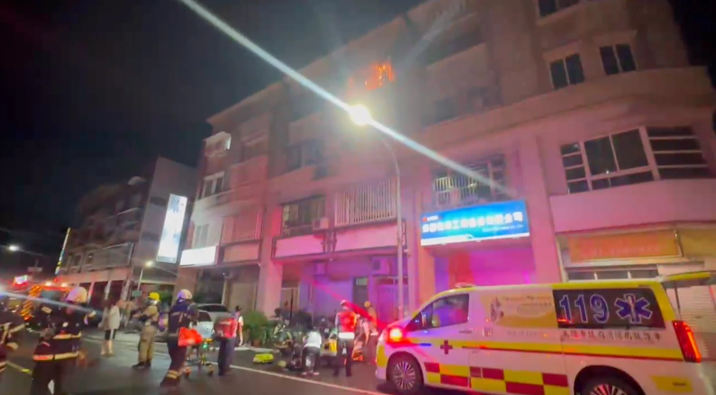 高雄深夜惡火燒透天！24歲男跳3樓逃生仍不治　弟困樓梯間獲救搶救中