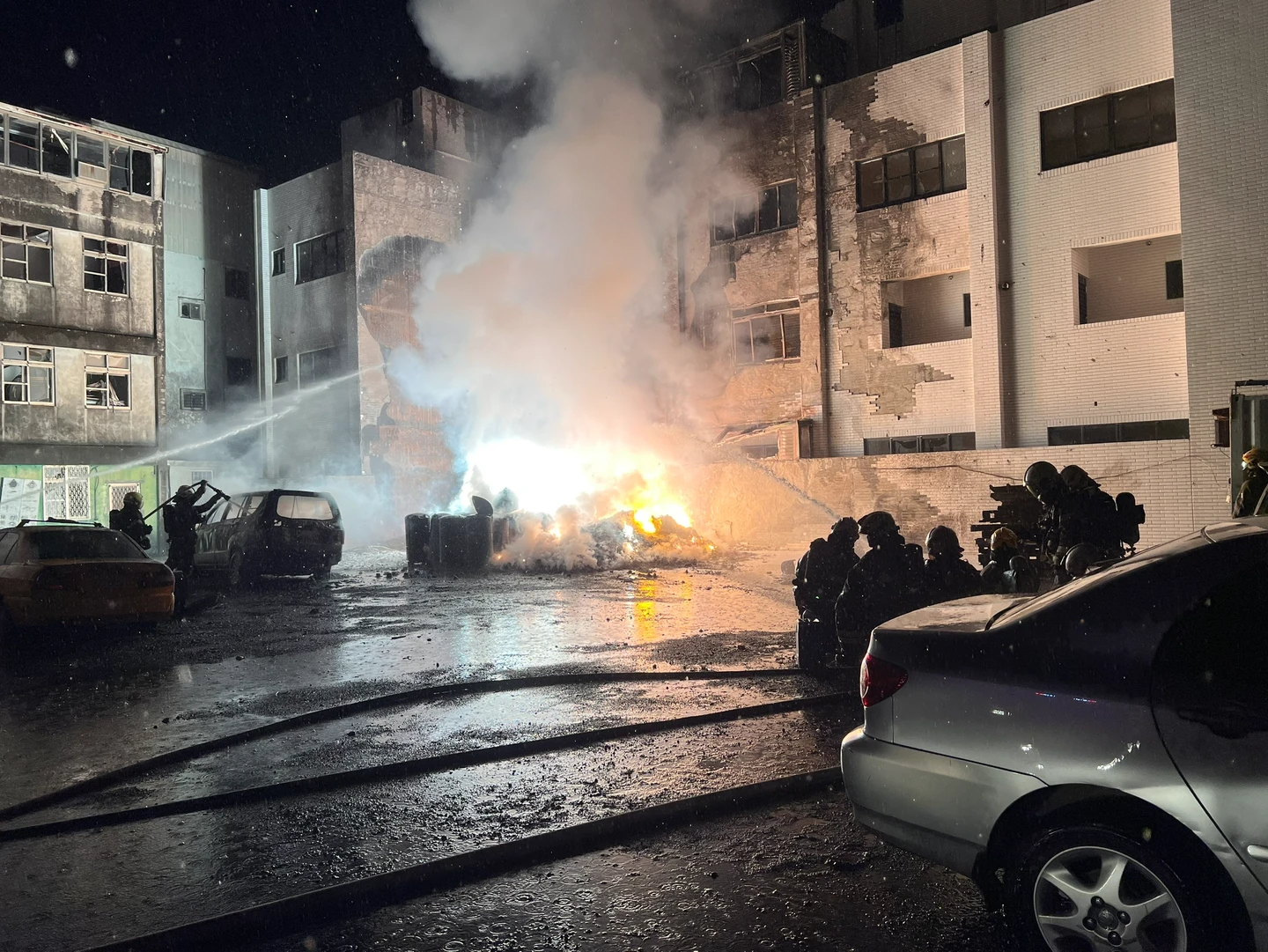 台南安南廢棄物火警搶救突爆炸　3消防員、10民眾送醫