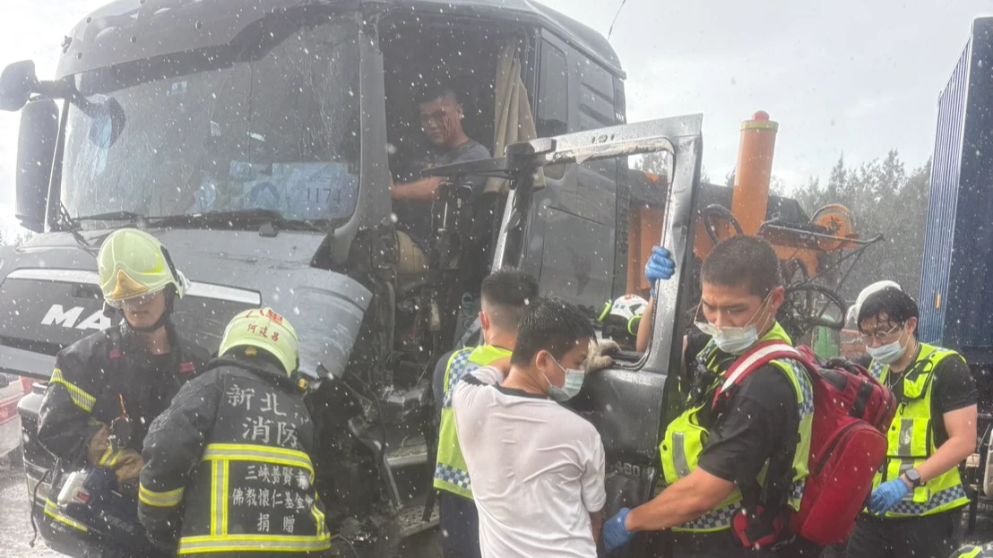 有片｜台北港聯結車、砂石車對撞　砂石車駕駛受困！警消破壞車體救人