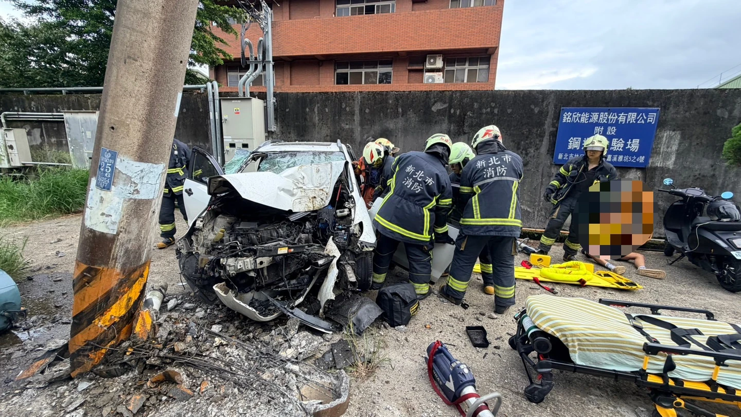 林口自撞電桿4傷！駕駛稱閃對向車釀禍　警調監視器還原真相