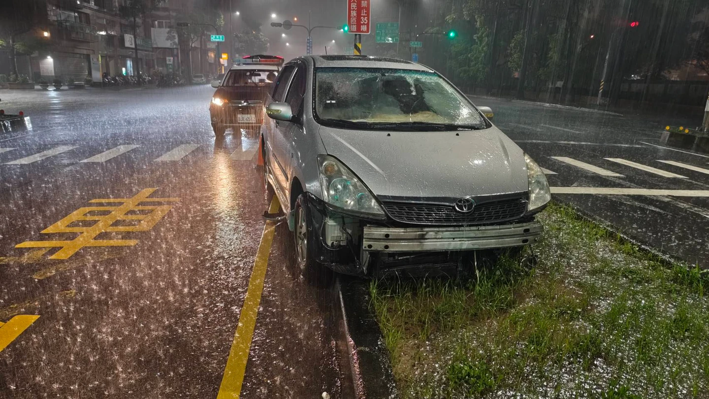 有片｜高雄豪雨夜轎車「騎上」分隔島！駕駛人間蒸發　警調監視器追人
