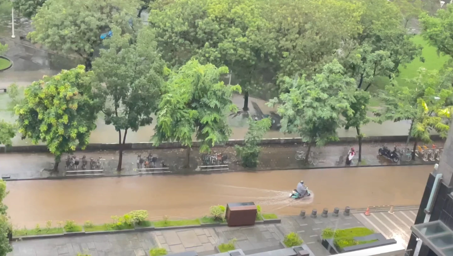 高雄豪雨炸不停！多區一早變「水世界」　人孔蓋噴泉、天坑連環害騎士摔車