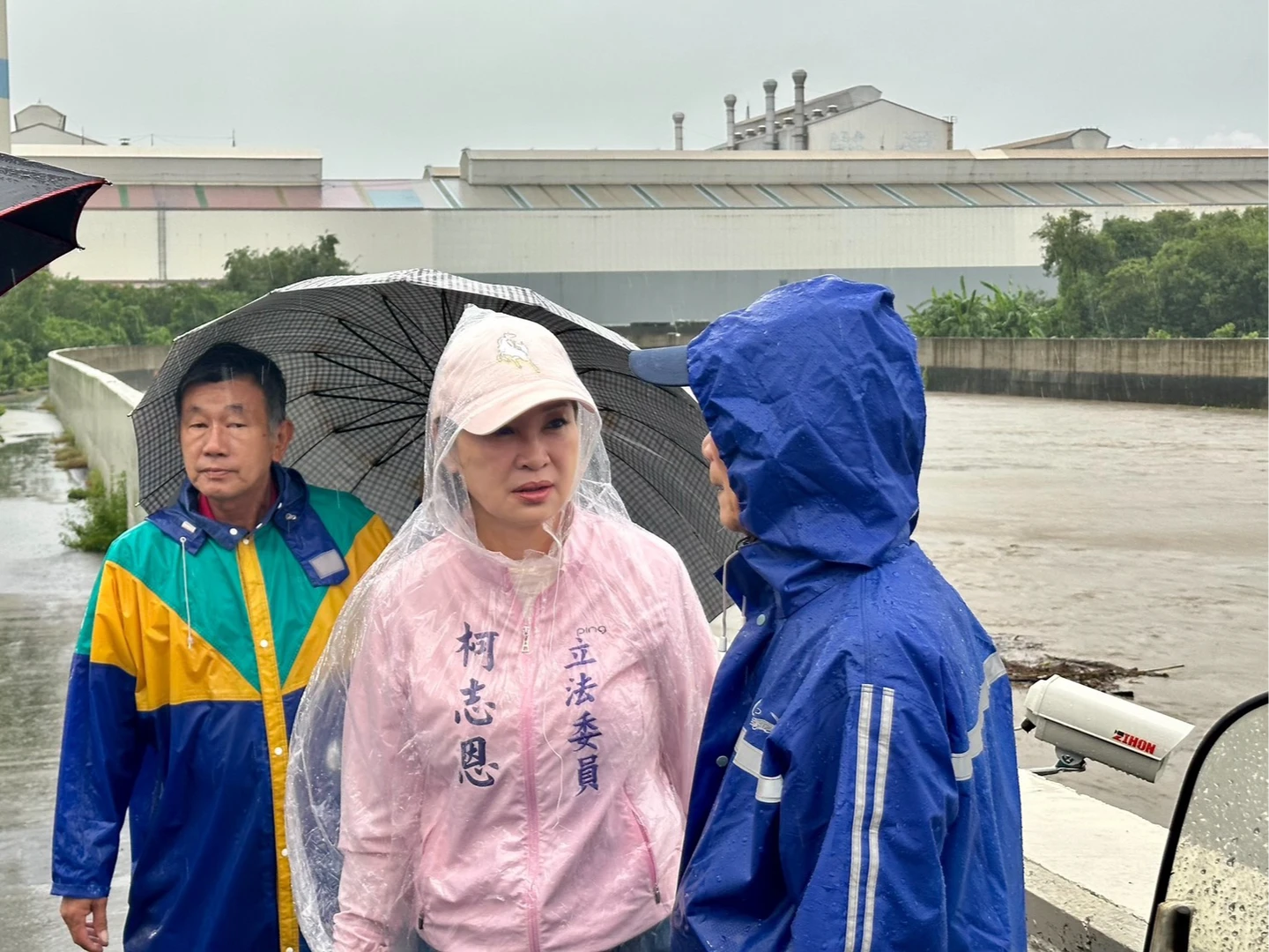 高雄雨炸不停！柯志恩勘災直擊梓官淹水　居民沙包、防水閘門全上
