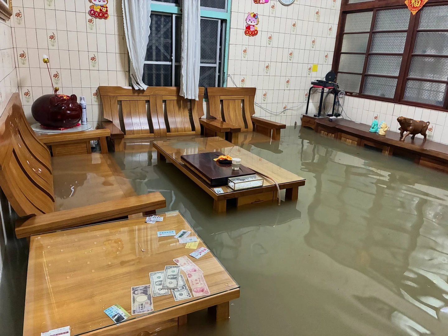 雨彈狂炸高雄！阿蓮家中淹56cm「水還在漲」　梓官冰箱倒、湖內淹半個輪胎