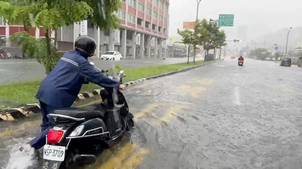 豪雨狂炸南台灣！車遭滅頂輕軌受阻　高屏緊急撤離逾2千人