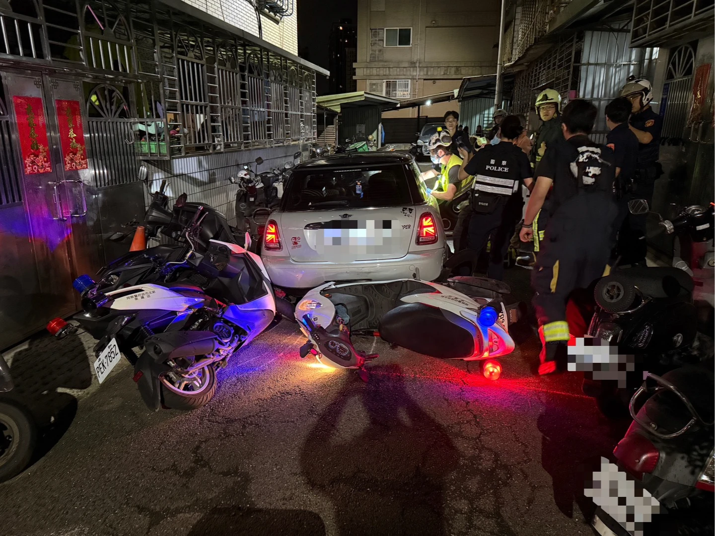 新北男拒檢倒車撞警！遭連開6槍「胸部中彈」送醫急救　車內搜出喪屍煙彈