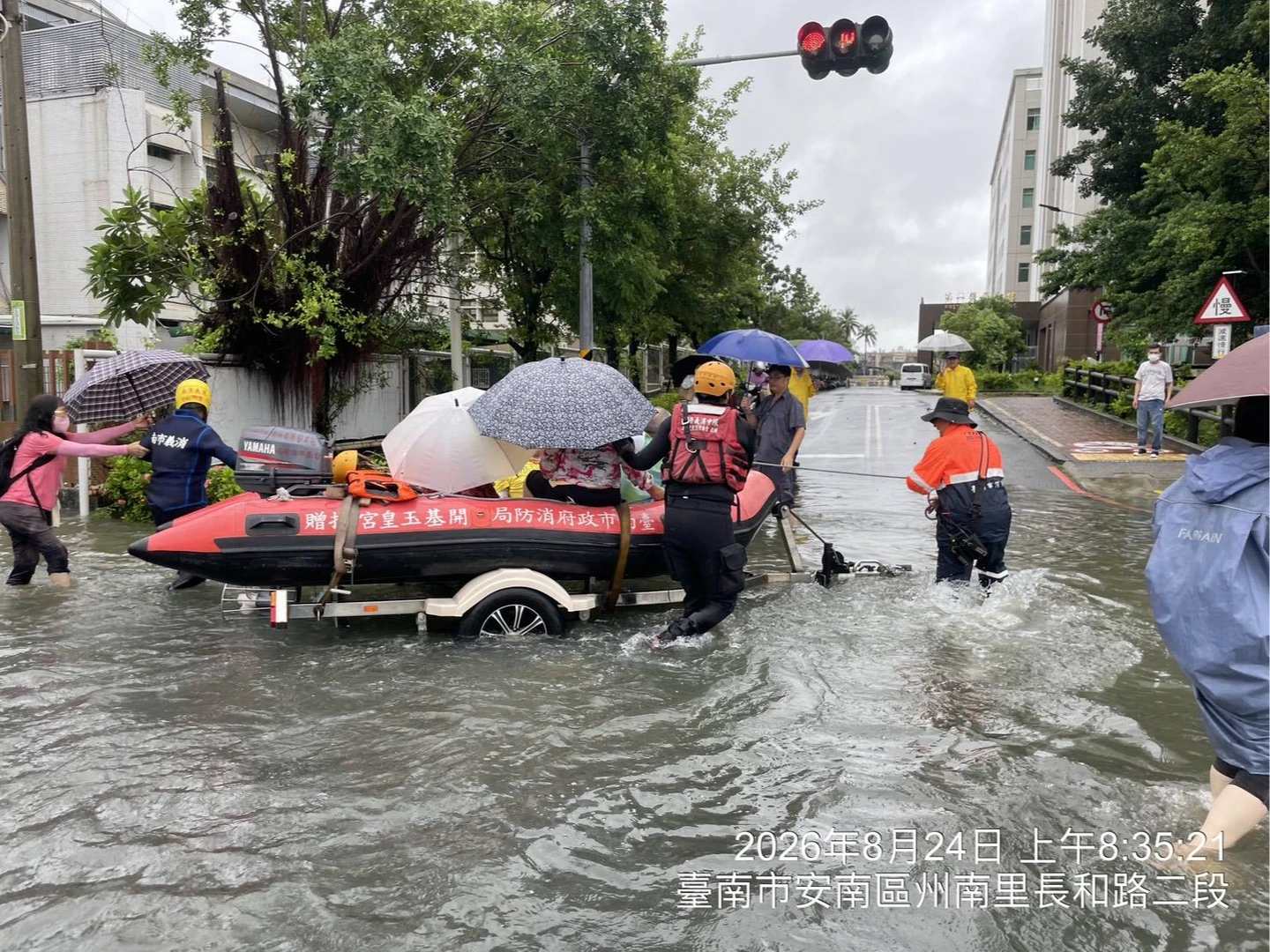 豪雨炸台南！安南醫院外水淹膝蓋　橡皮艇接駁病患就醫驚險畫面曝
