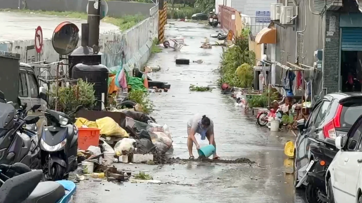 有片｜高雄暴雨梓官民宅水淹到胸！居民「整晚沒睡」曝慘況　居民：疑抽水機故障