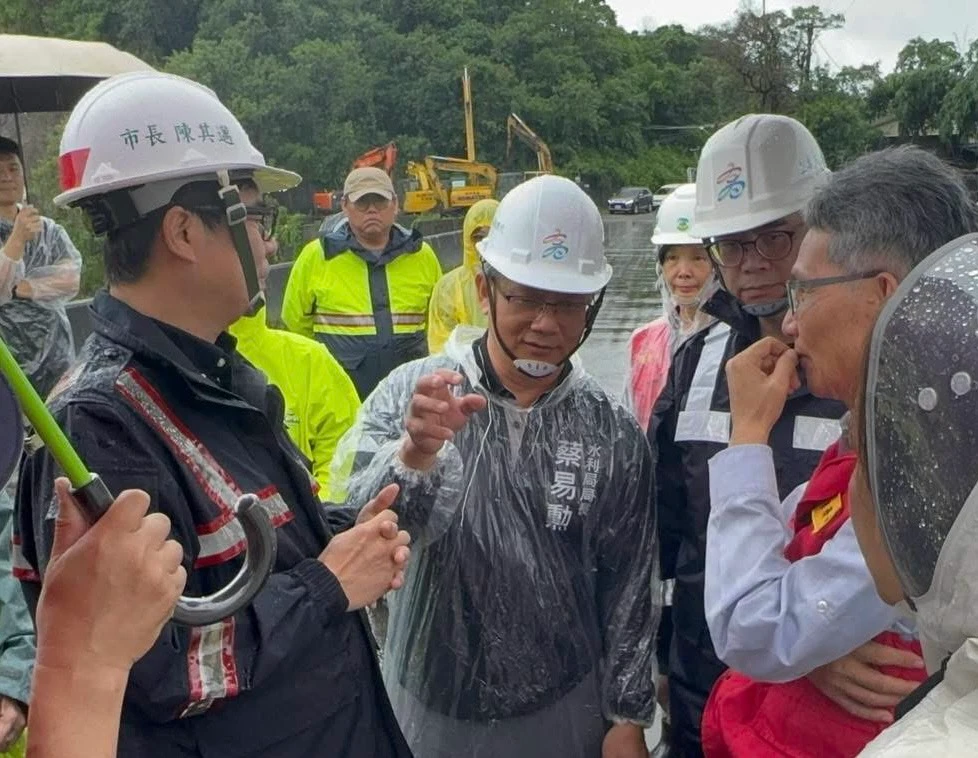 高雄淹慘了！賴瑞隆偕陳其邁勘災　促堤防加高、老舊抽水機快換新