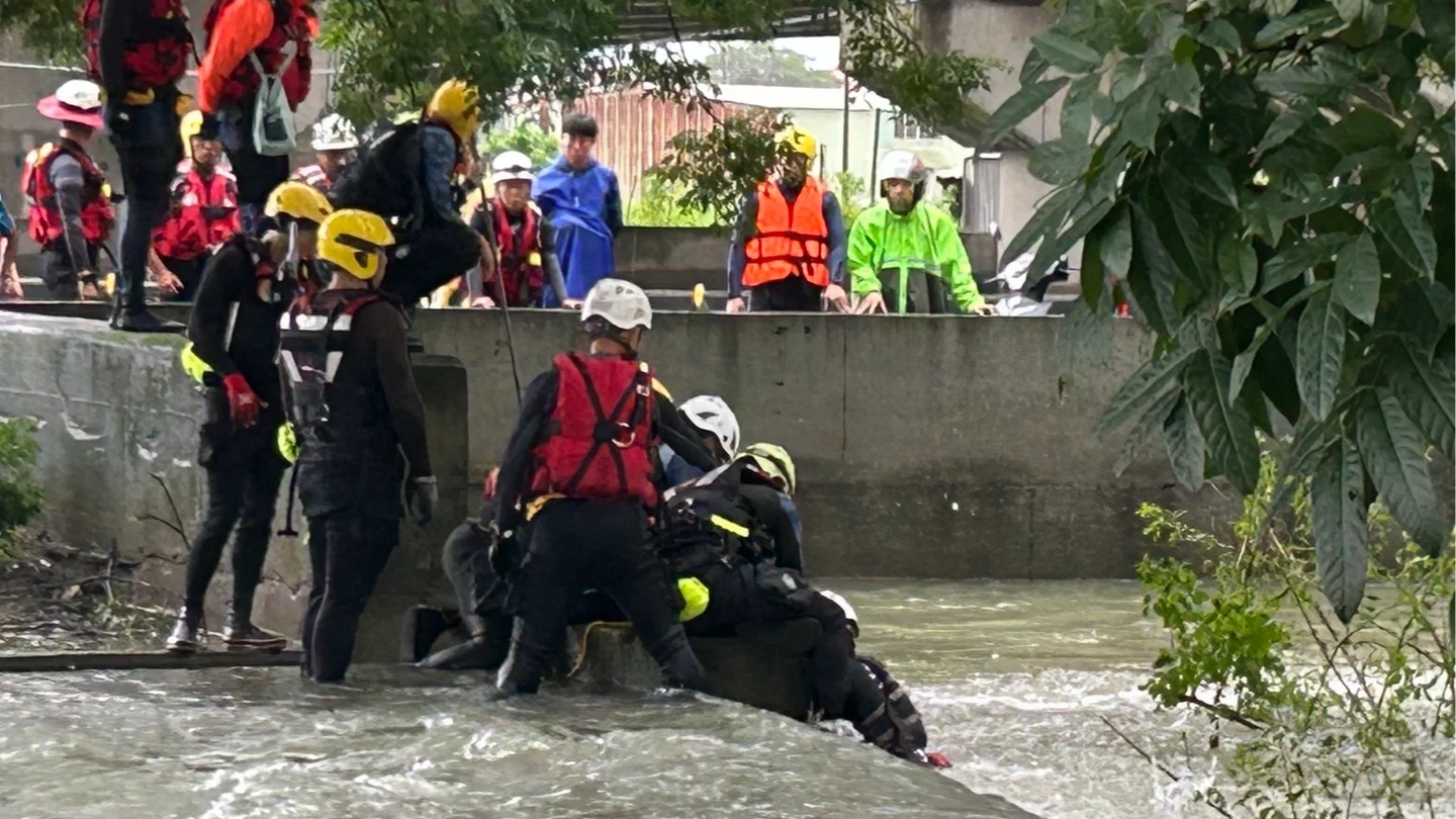 屏東豪雨老夫妻騎車被沖走！　妻獲救、夫連人帶車失蹤