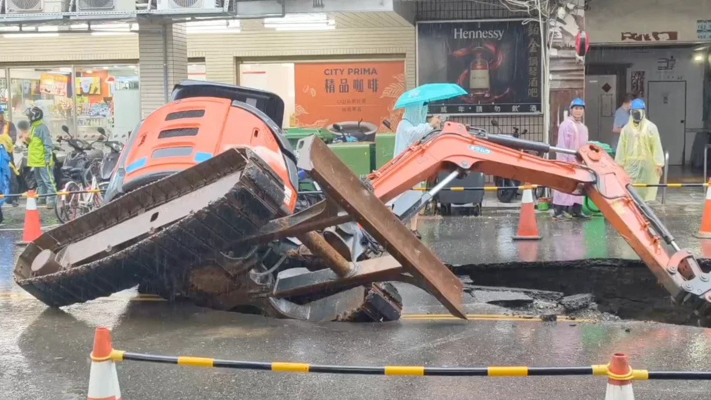 有片｜高雄暴雨炸出馬路5米天坑！怪手搶修突遇二度塌陷　驚險畫面曝