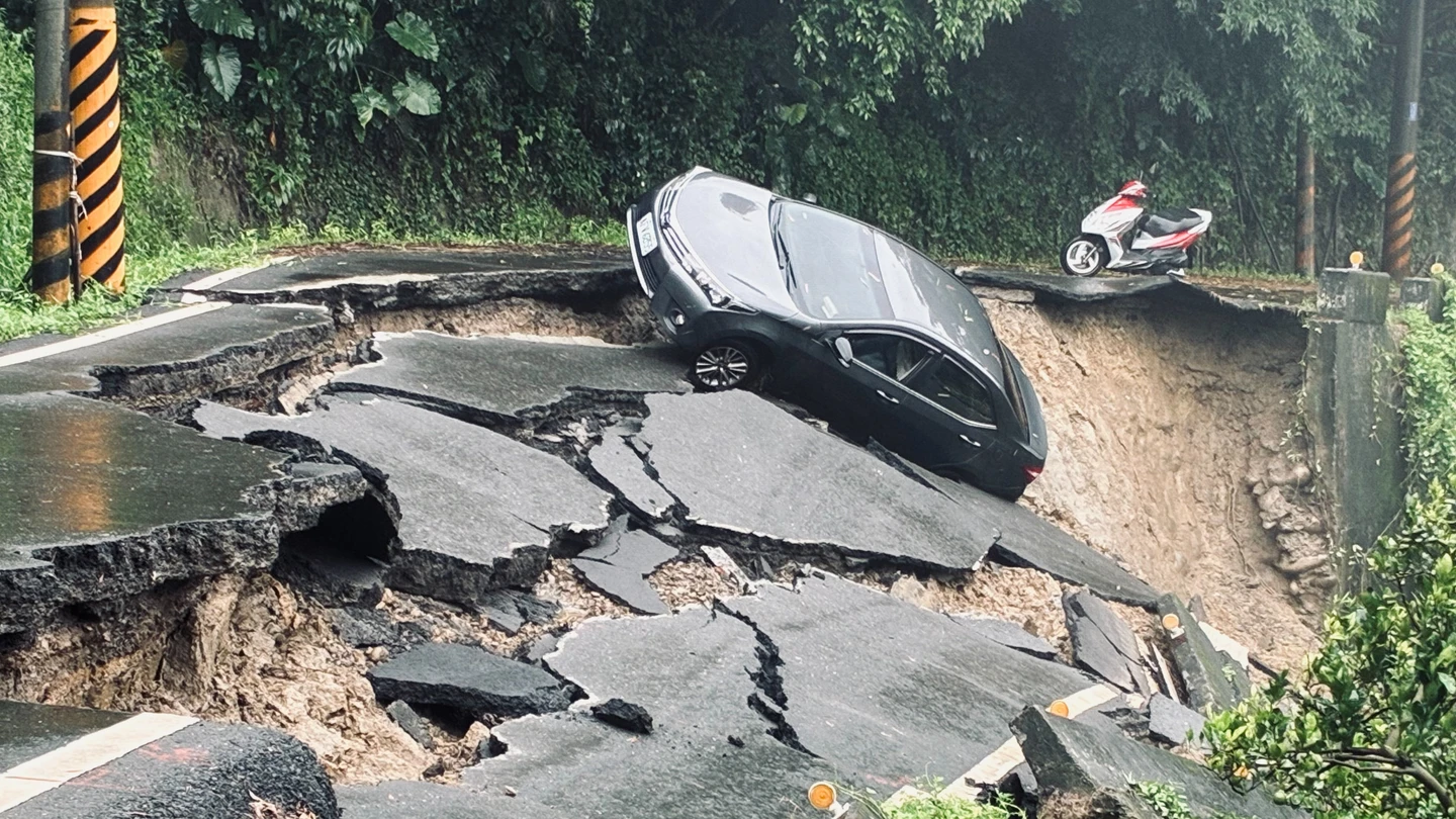 有片｜驚險畫面曝！台南六甲「路面崩塌20米」吞黑車　夫妻受困狂念經脫險