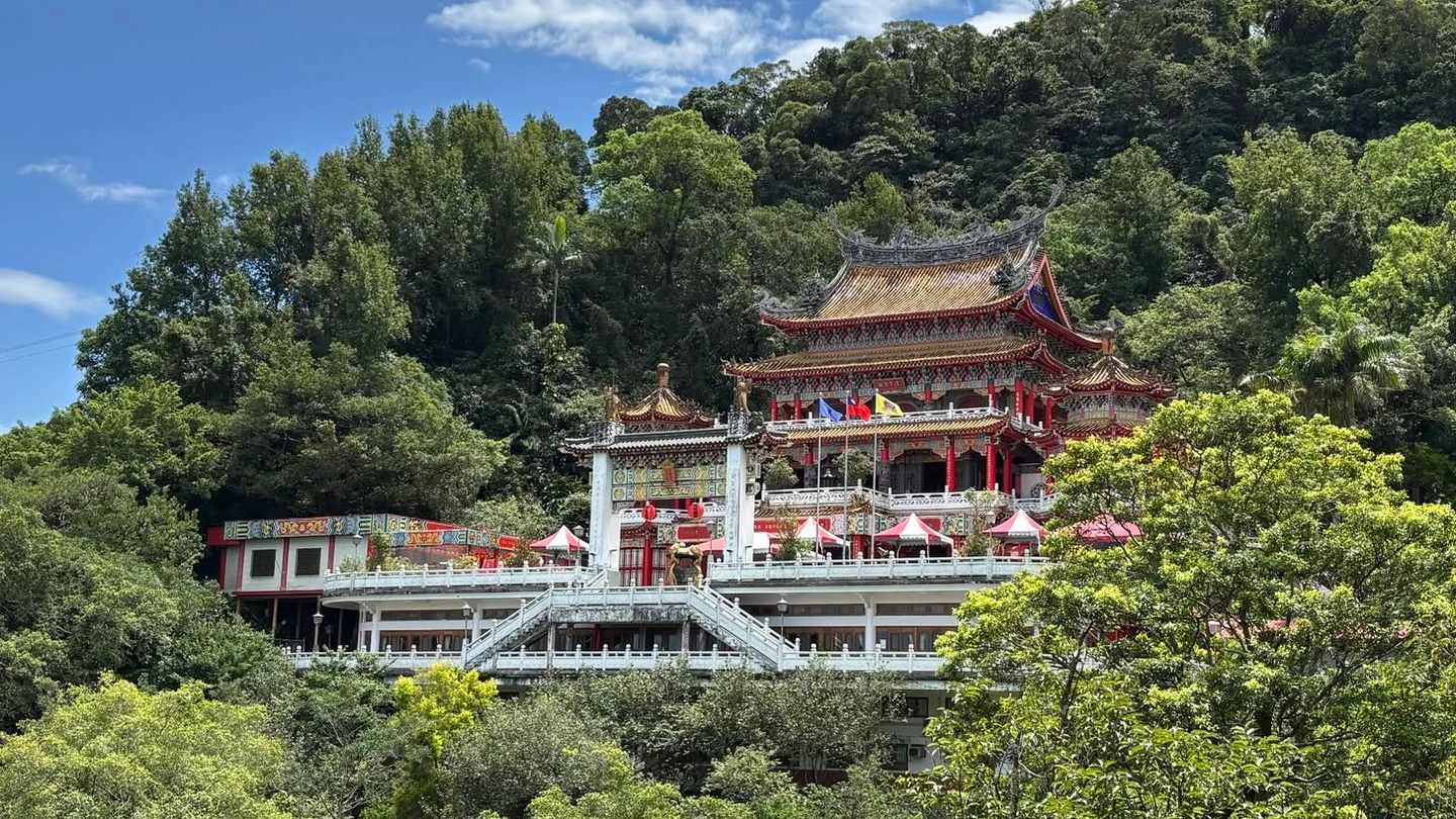 北市指南宮大火！凌霄寶殿全面燃燒　濃煙火舌直竄天際
