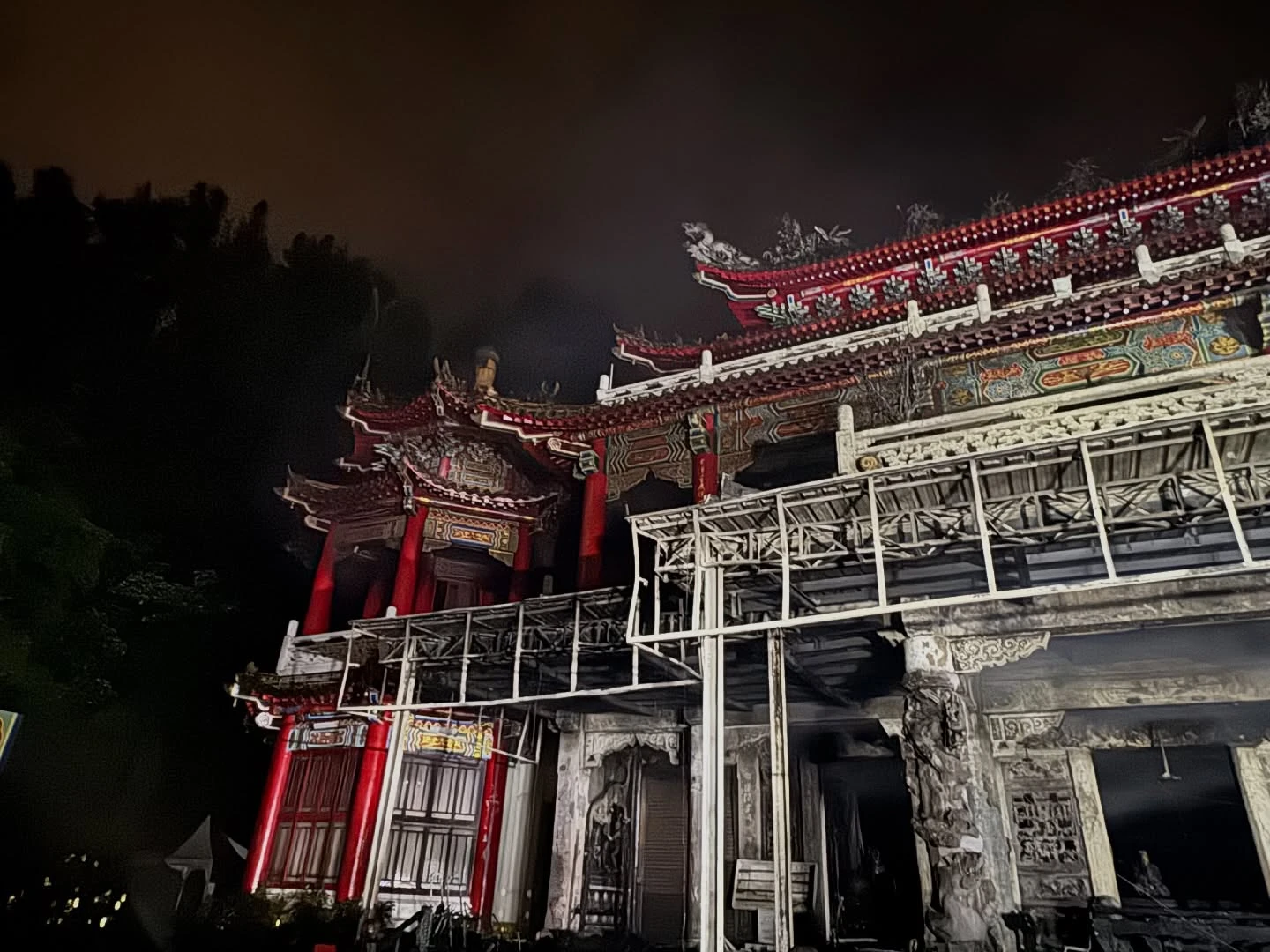 北市指南宮大火！凌霄寶殿全面燃燒　濃煙火舌直竄天際