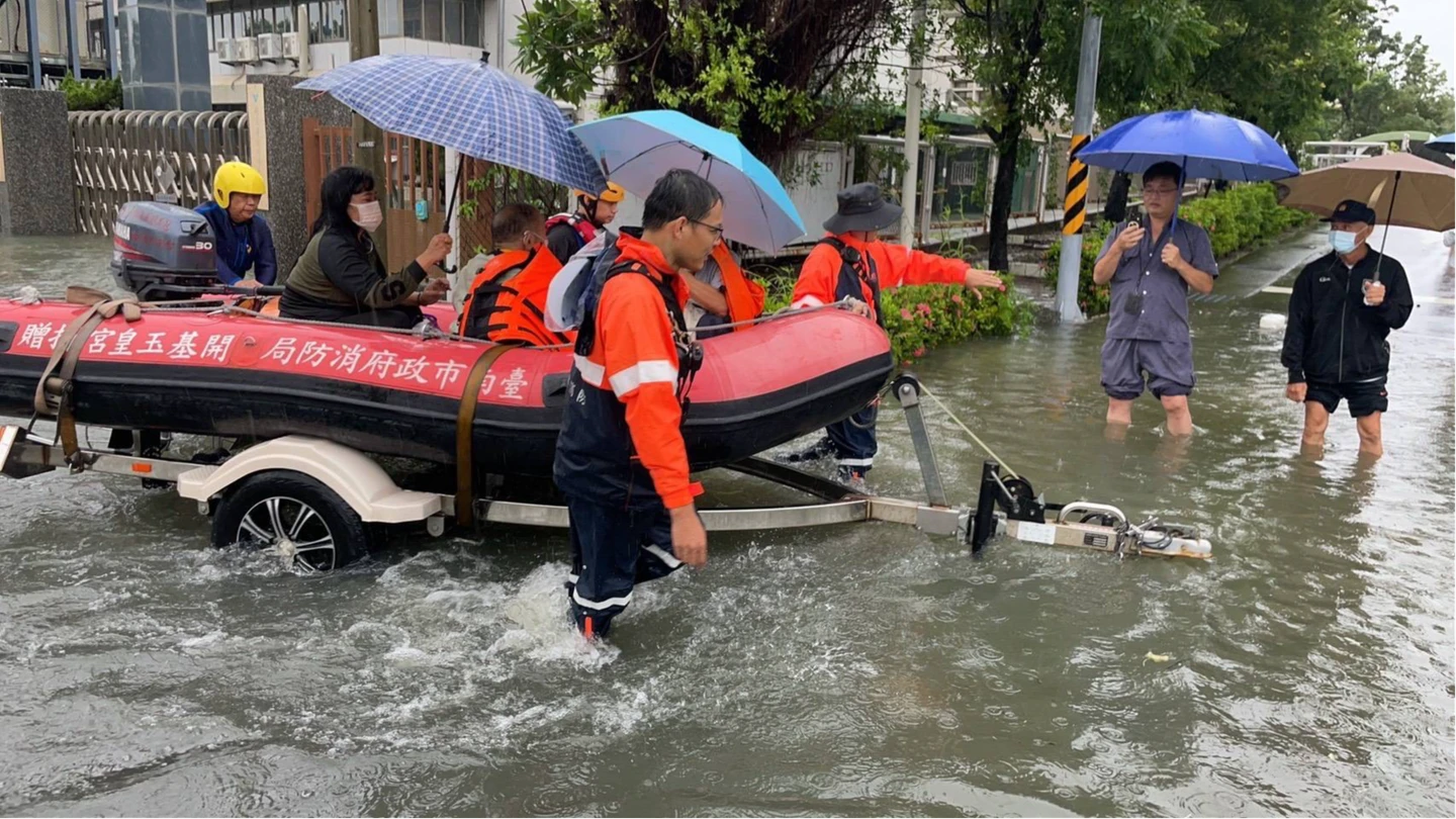暴雨轟台南！病患就醫搭橡皮艇、業者泡水包檳榔　錦湖國小成汪洋