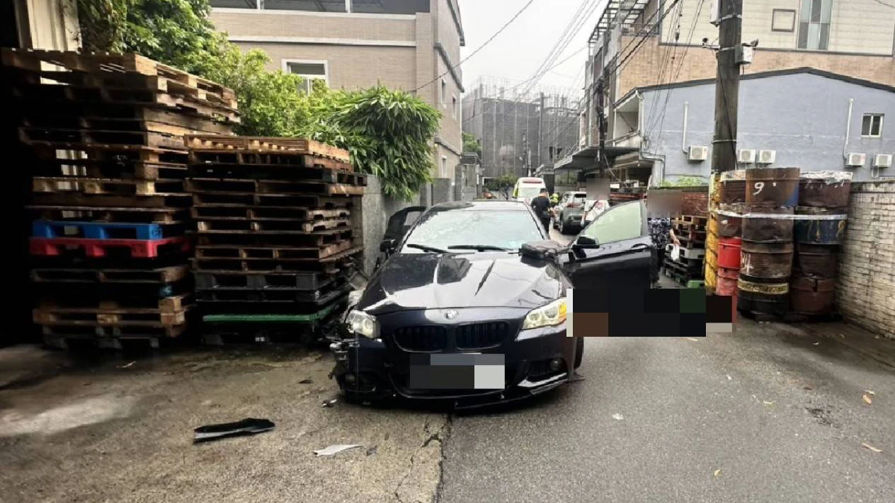 台中毒犯遭圍捕竟開BMW衝撞！警連開16槍　44歲男中彈送醫