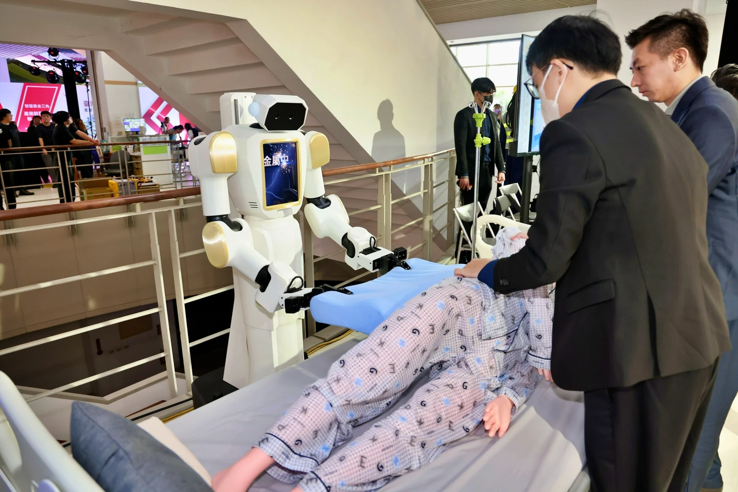 台南機器人創新中心揭牌！展出13項落地成果　打造南台灣科技重鎮