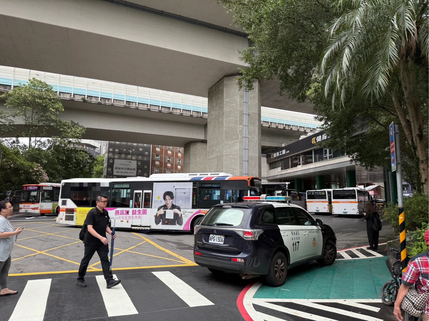 新店公車轉彎撞行人！男倒地昏迷送醫搶救　乘客也受傷　