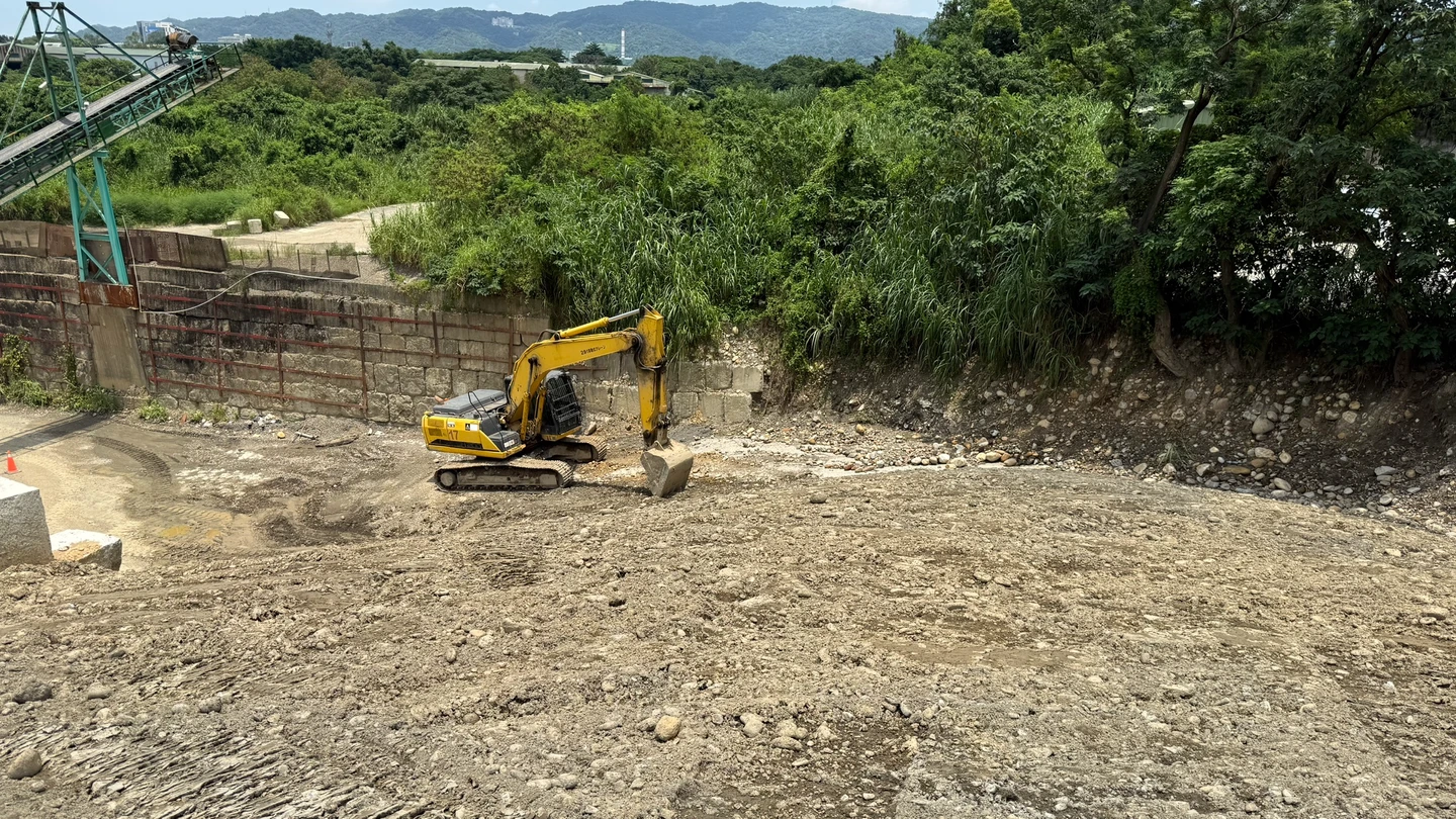 三峽河畔倒7000噸廢土！環保蟑螂收千萬處理費兩邊賺　手法曝光17人落網