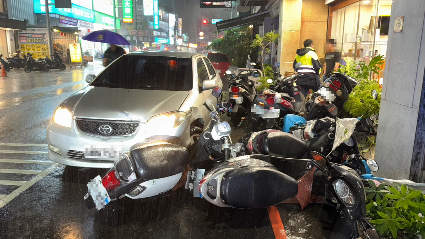 台中男逆向暴衝撞爛9車！　快篩驗出喪屍煙彈2毒品