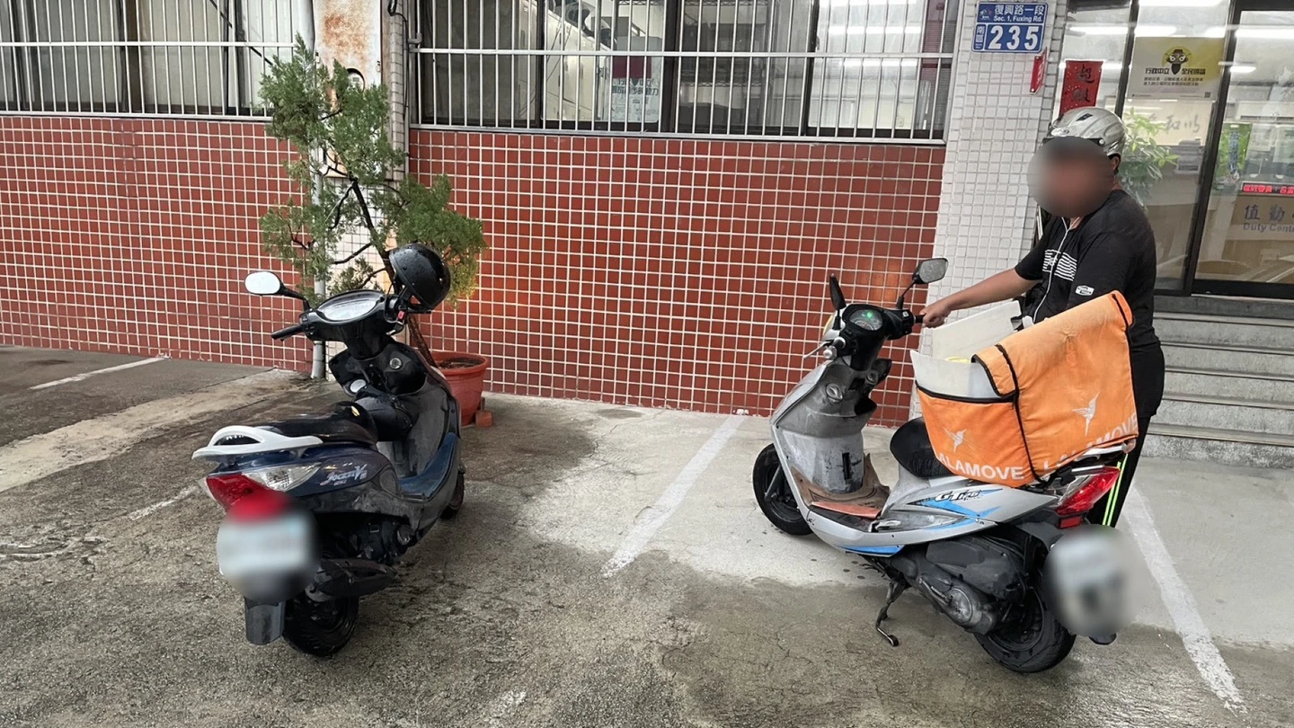 大雨中找不到回家的路！75歲翁徬徨求助　暖心外送員聯手警助平安返家