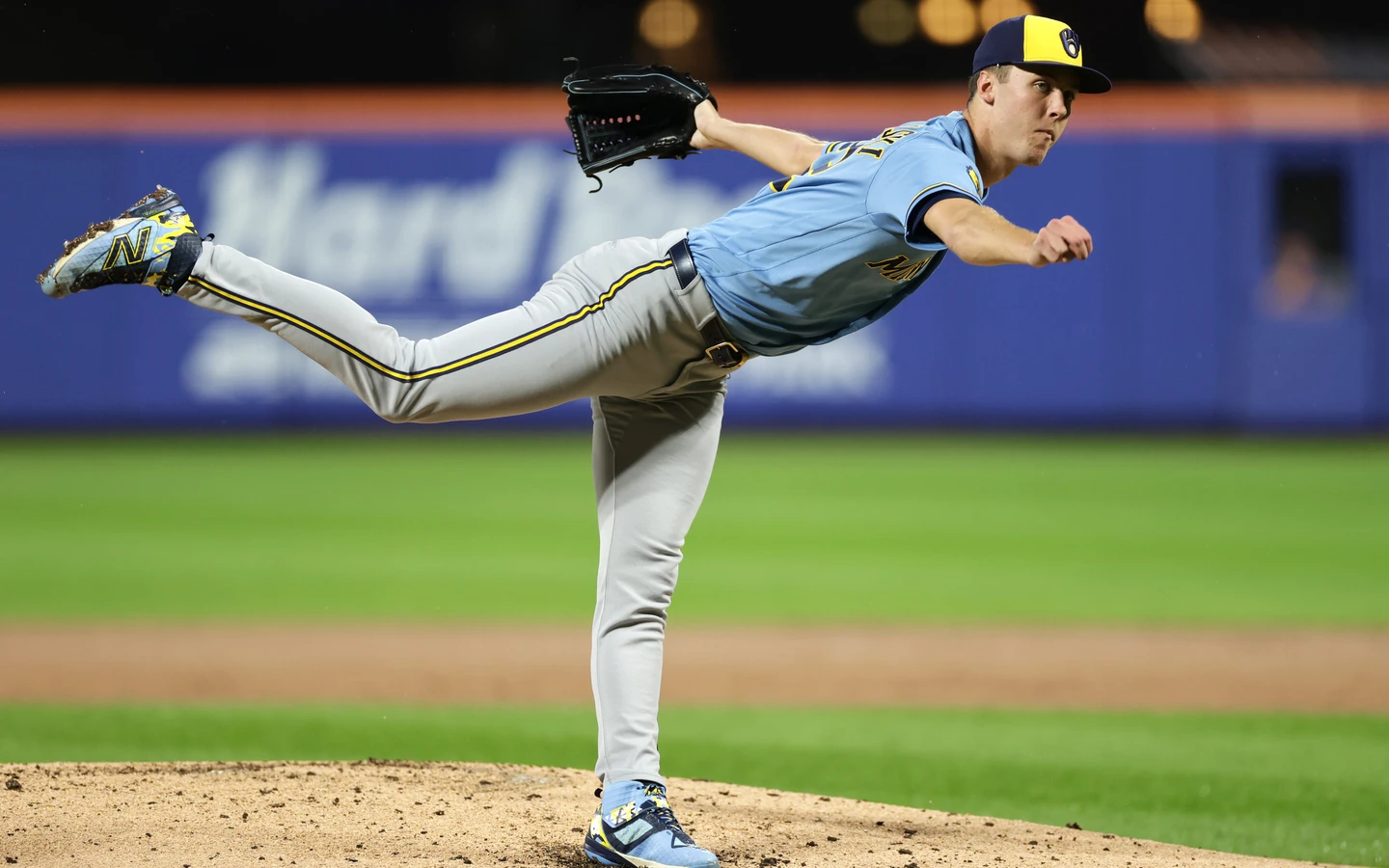 MLB｜投手丘濕滑球速狂掉！釀酒人超級火球男照奪優質先發　本季第14勝到手