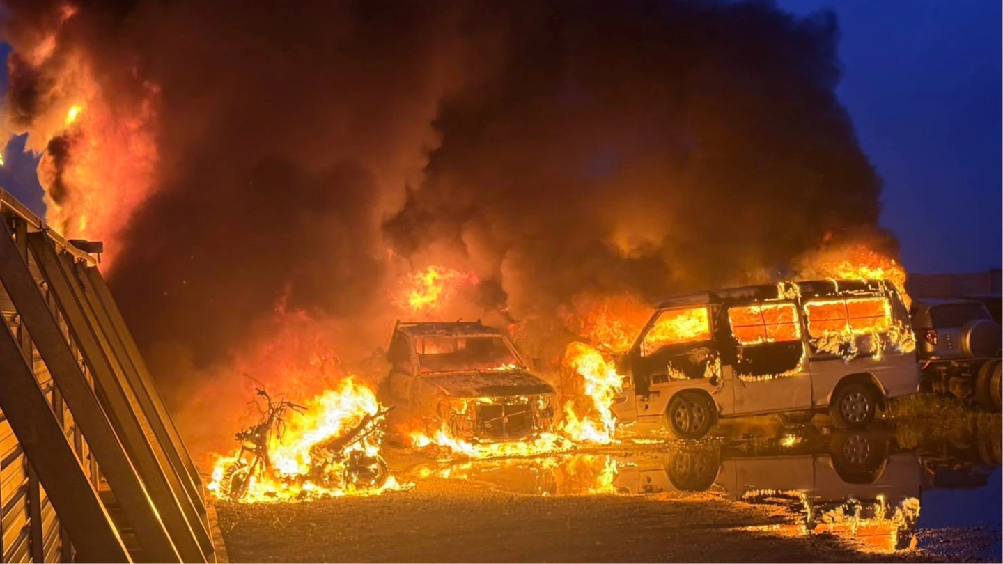 70車燒成骨架！台南堆置場暗夜大火爆炸聲頻傳　火海驚悚畫面曝