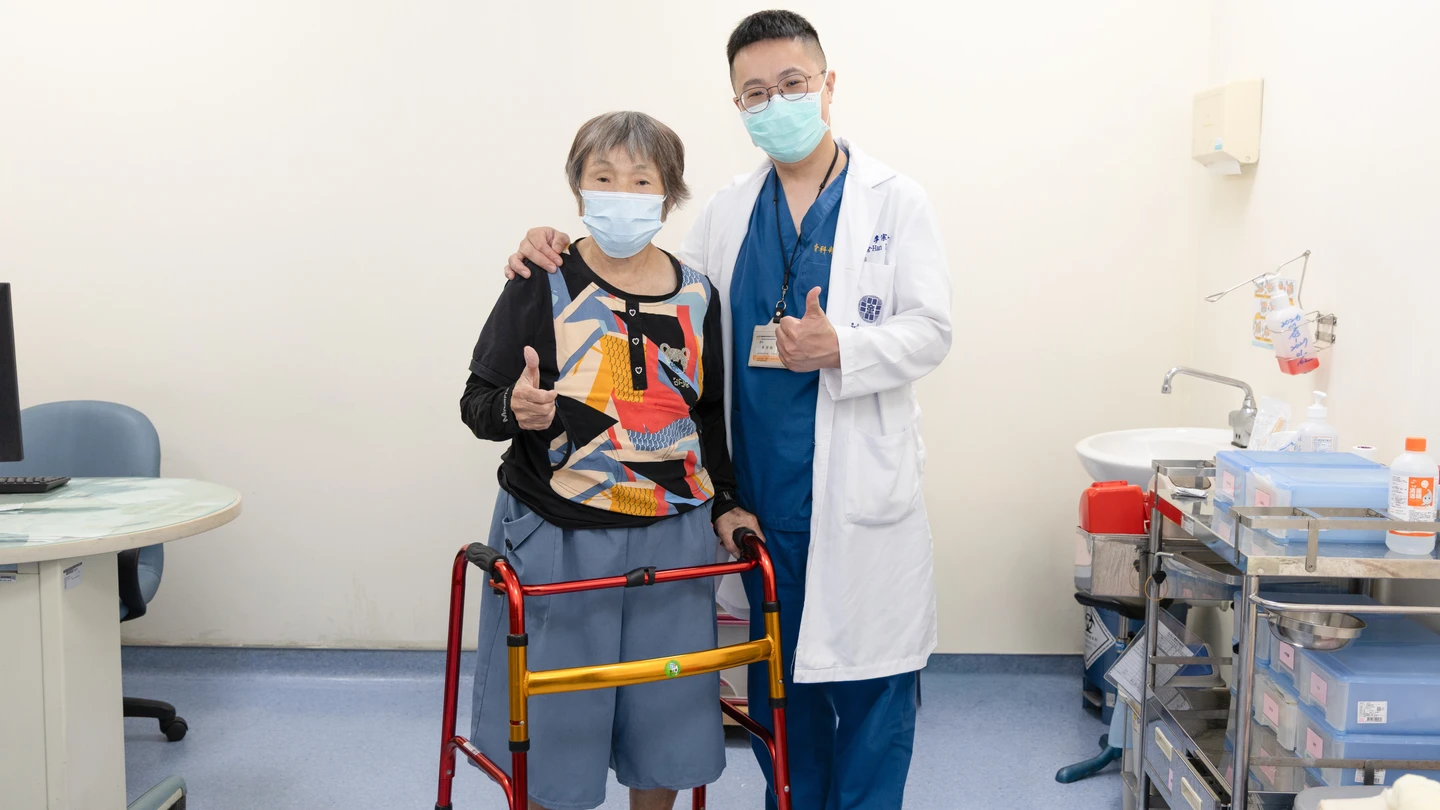 髖關節退化別再忍！8旬婦人疼痛多年難行走　醫靠「這手術」助快速復原
