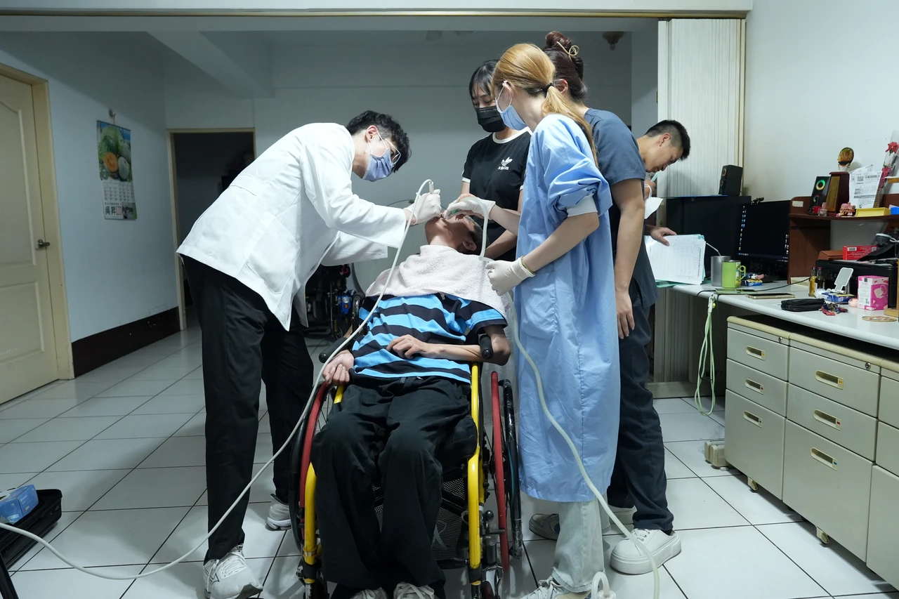到宅牙醫2｜輪椅族痛點！看牙也要靠人抱　牙醫到宅「拆彈」救爛牙