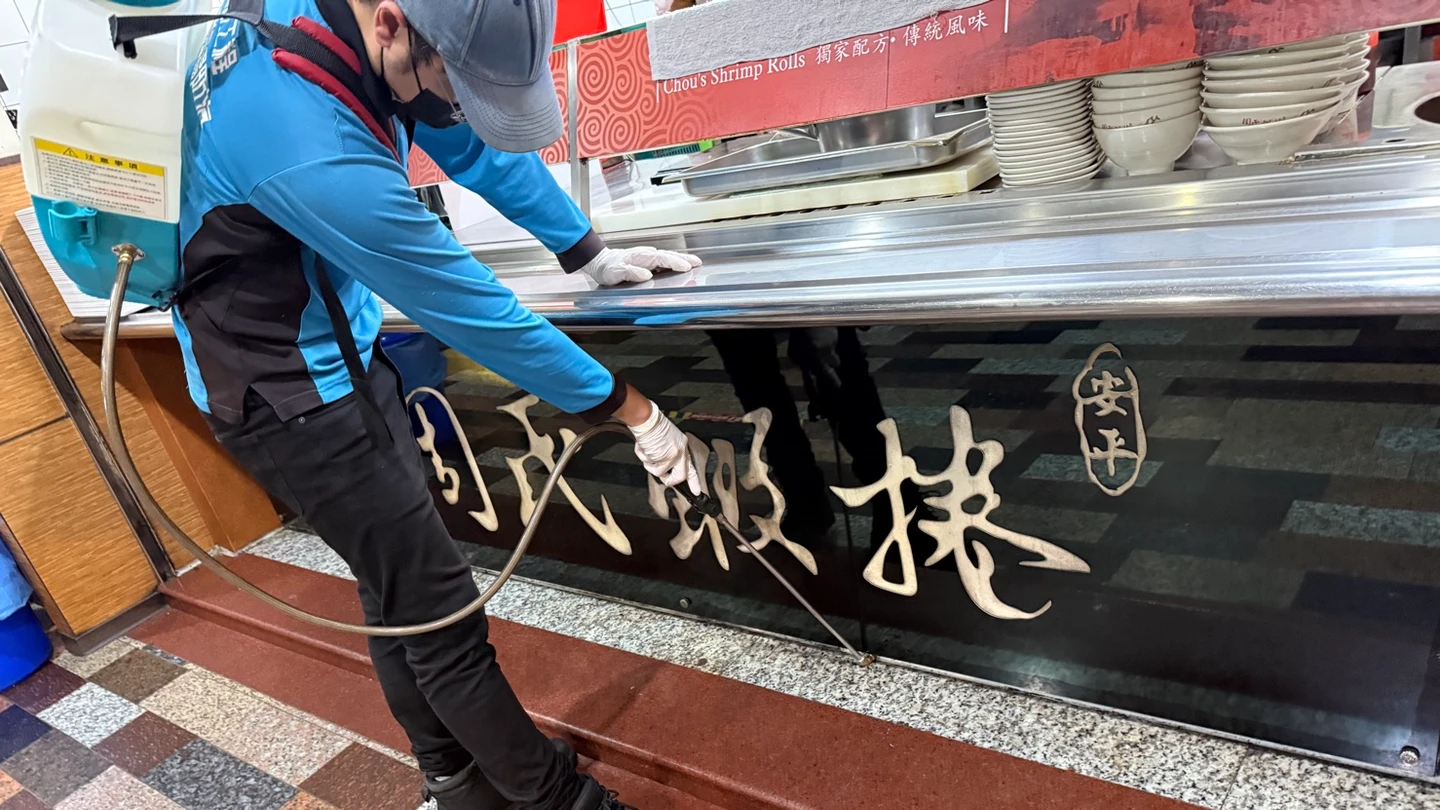 有片｜上百隻活蟑螂攻陷周氏蝦捲！雨衣男犯案動機成謎　業者停業1天全面消毒