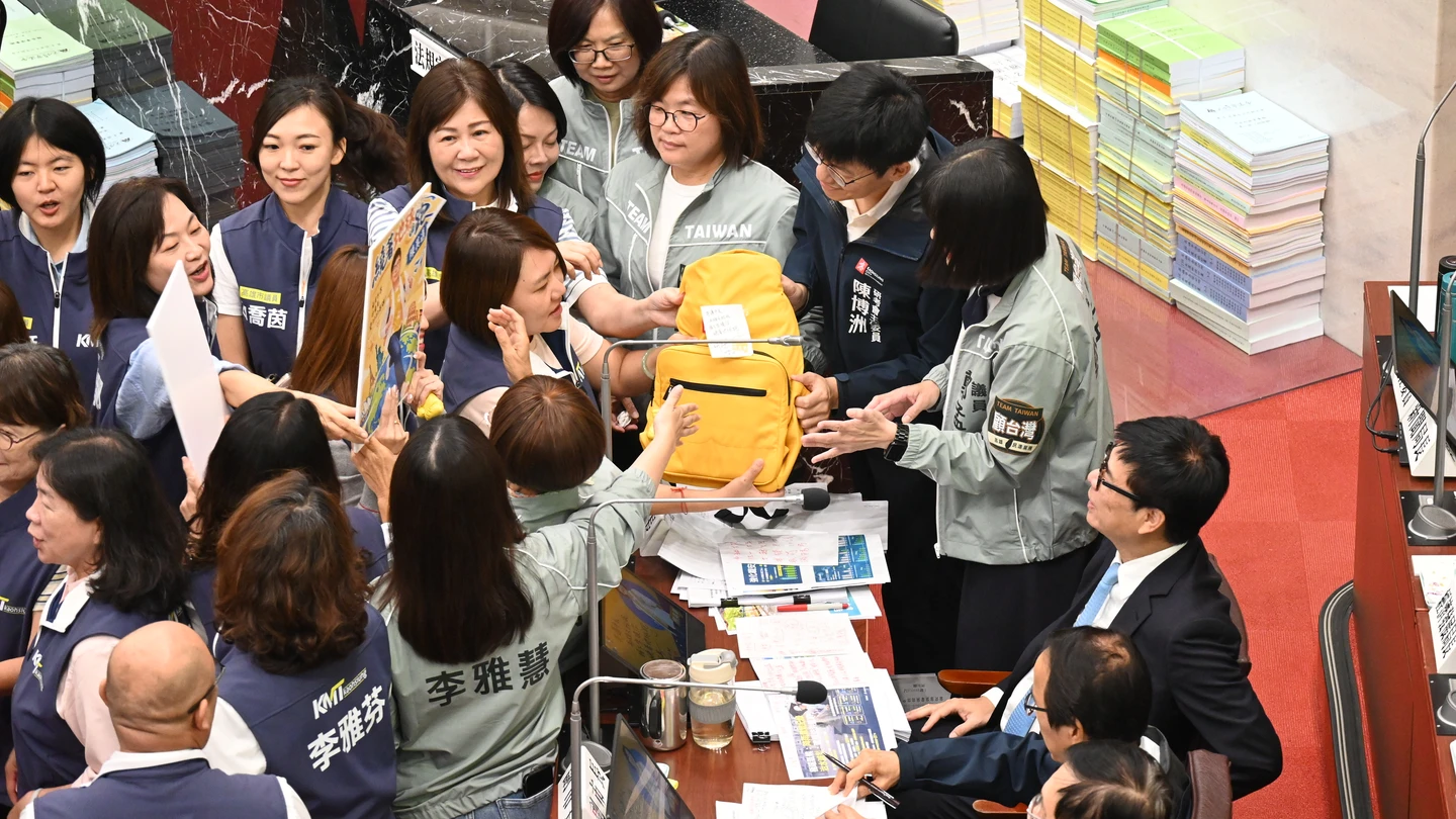 陳其邁最後總質詢！藍營贈柯志恩「用過的背包」遭阻　背後用意曝光