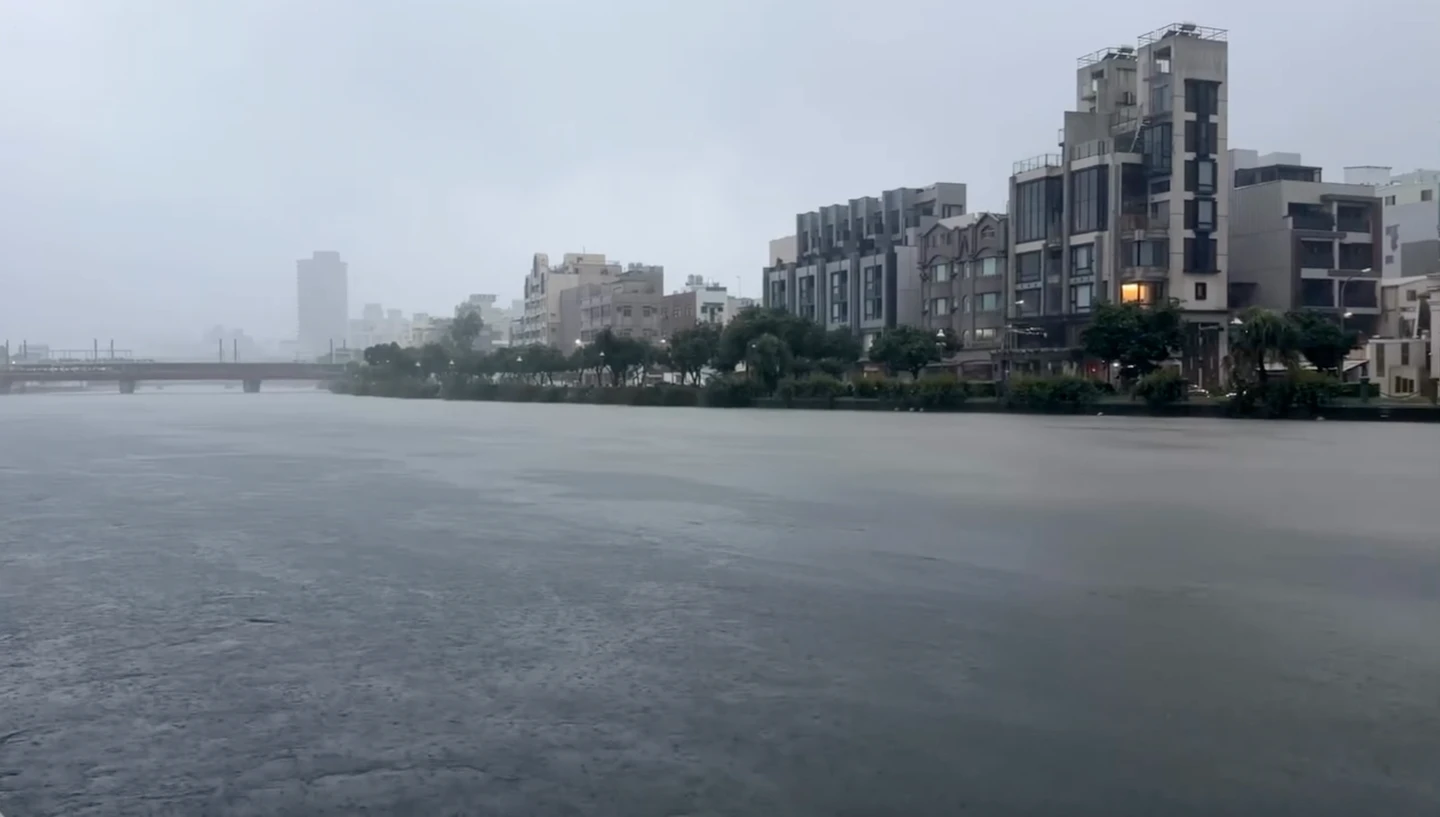 高雄8月雨量破95年紀錄！狂灌1712毫米「幾乎下完整年雨量」　市府擴大三級開設
