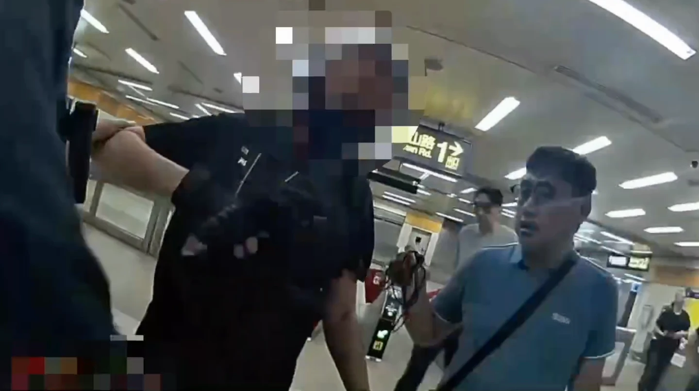 男帶雙刀搭北捷嚇壞乘客！清晨南勢角站遭逮　包包藏2刀喊冤：我是保全公司教官