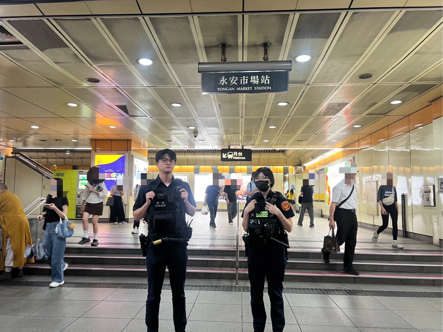 男帶雙刀搭北捷嚇壞乘客！清晨又現身南勢角站遭逮　背包藏2藍波刀