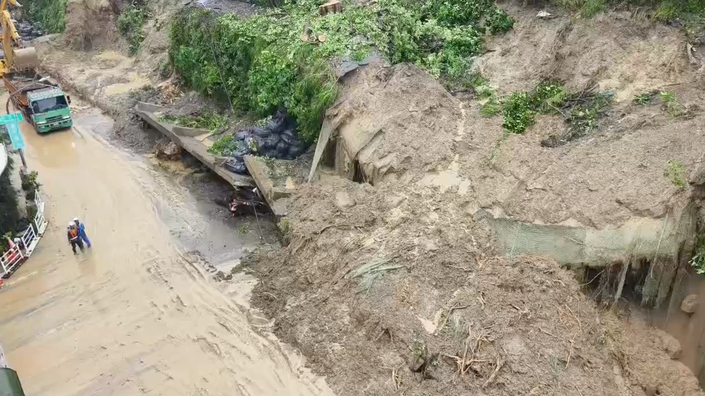 有片｜高雄豪雨狂炸！小港擋土牆5天3度崩塌　里長、工人急閃驚險畫面曝