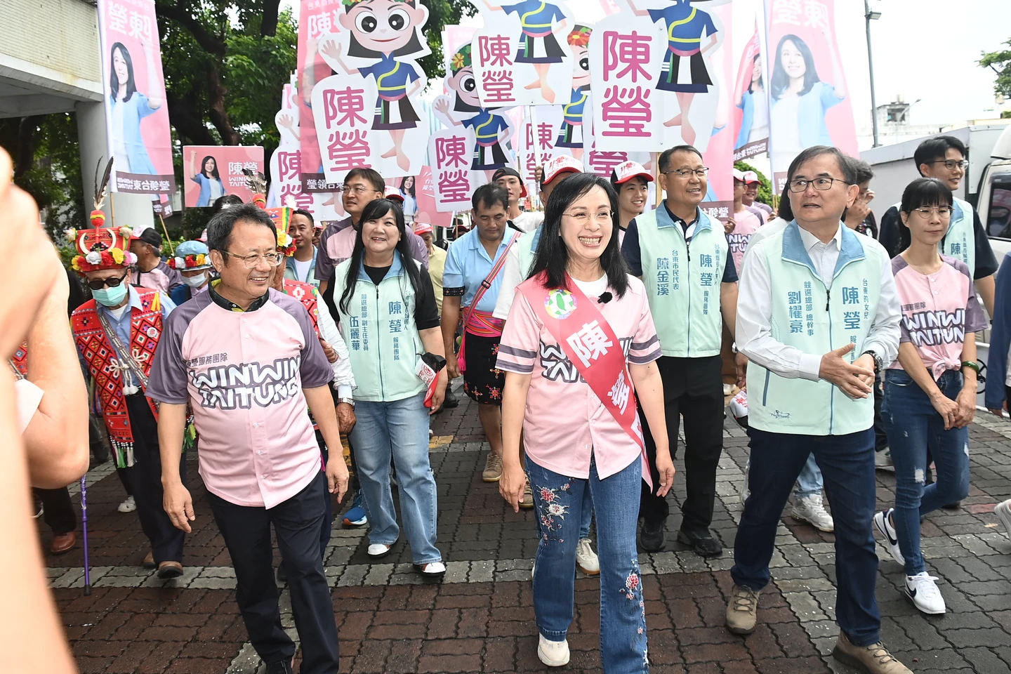 陳瑩登記參選盼延續榮光　劉櫂豪、伍麗華等人大陣仗陪同
