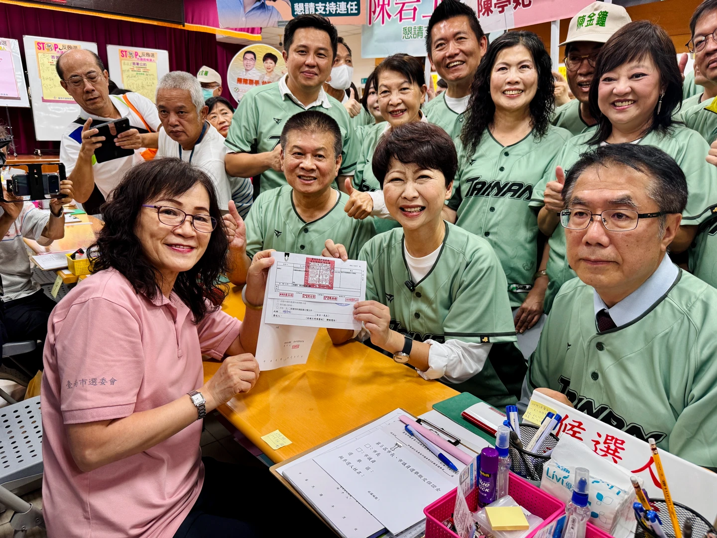 陳亭妃登記參選盼成「台南女市長」！黃偉哲力挺接棒　讚支持度跨越黨派