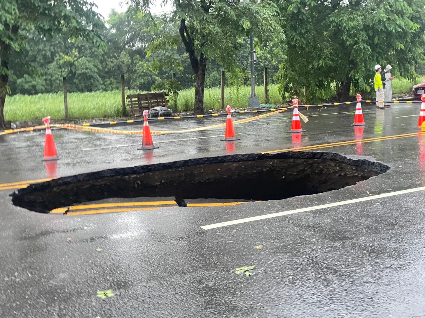 有片｜高雄又爆天坑！楠梓道路塌陷驚人畫面曝　疑豪雨+管線漏水釀禍