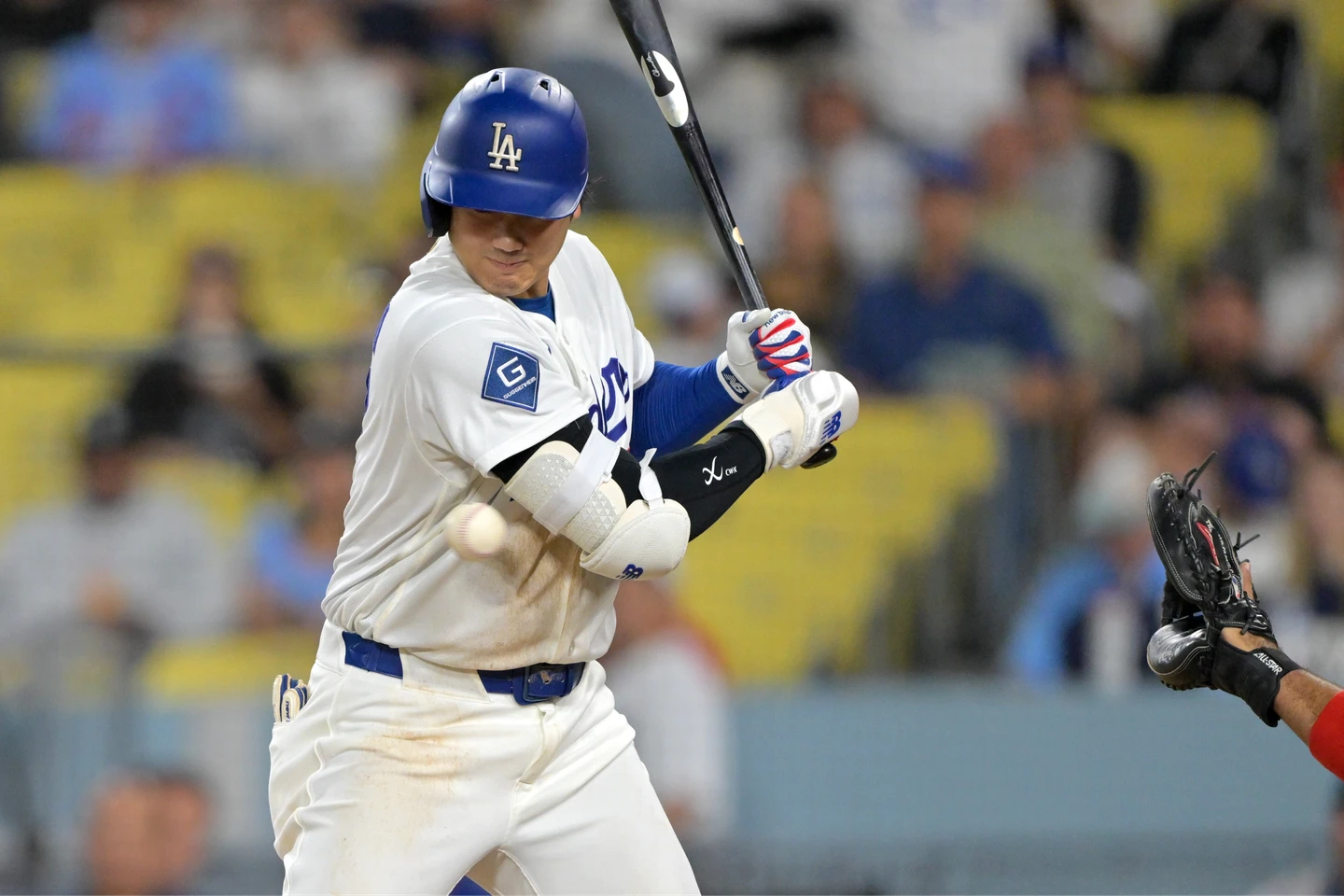 MLB｜大谷翔平右肘挨球吻、跑壘左膝疑不適　道奇主帥賽後說分明