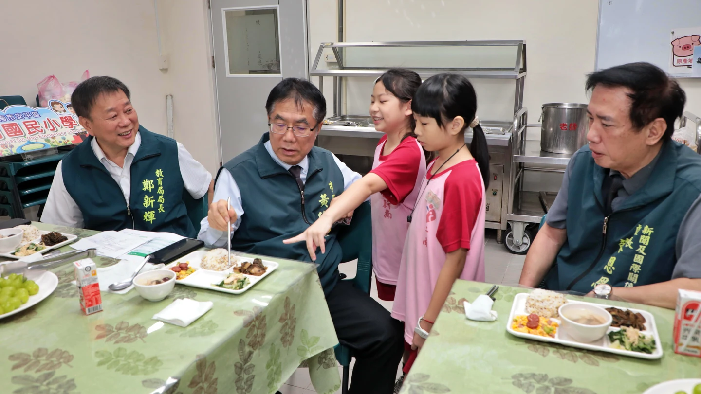 台南營養午餐全面免費！黃偉哲連2天突襲校園查菜色　「吃飽也要吃好」