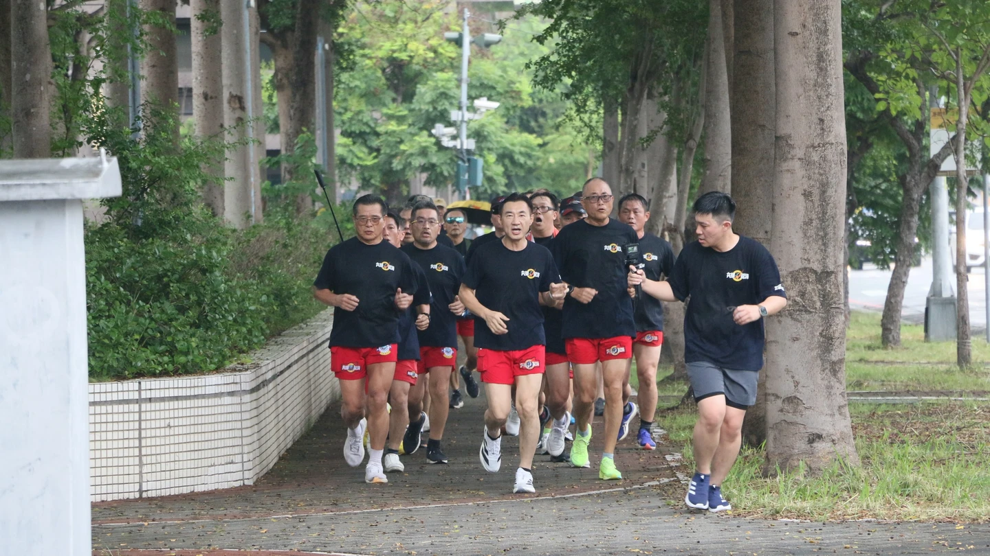 93軍人節登記參選！江啟臣穿紅短褲冒雨衝刺4km　高喊：做台中市民的海龍蛙兵