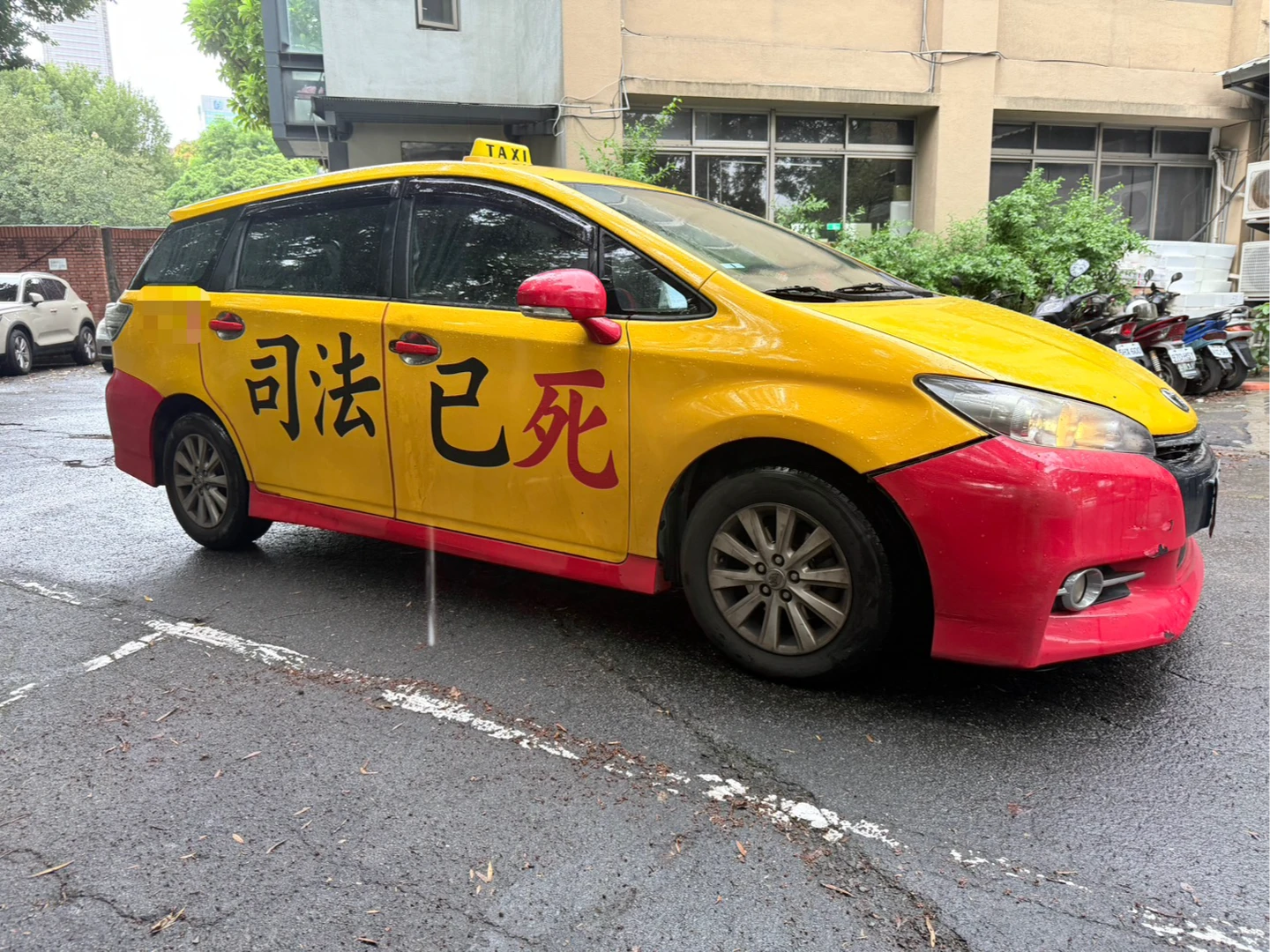 有片｜小黃司機開車猛撞北檢大門！車身貼「司法已死」不滿遭判刑　驚險畫面曝