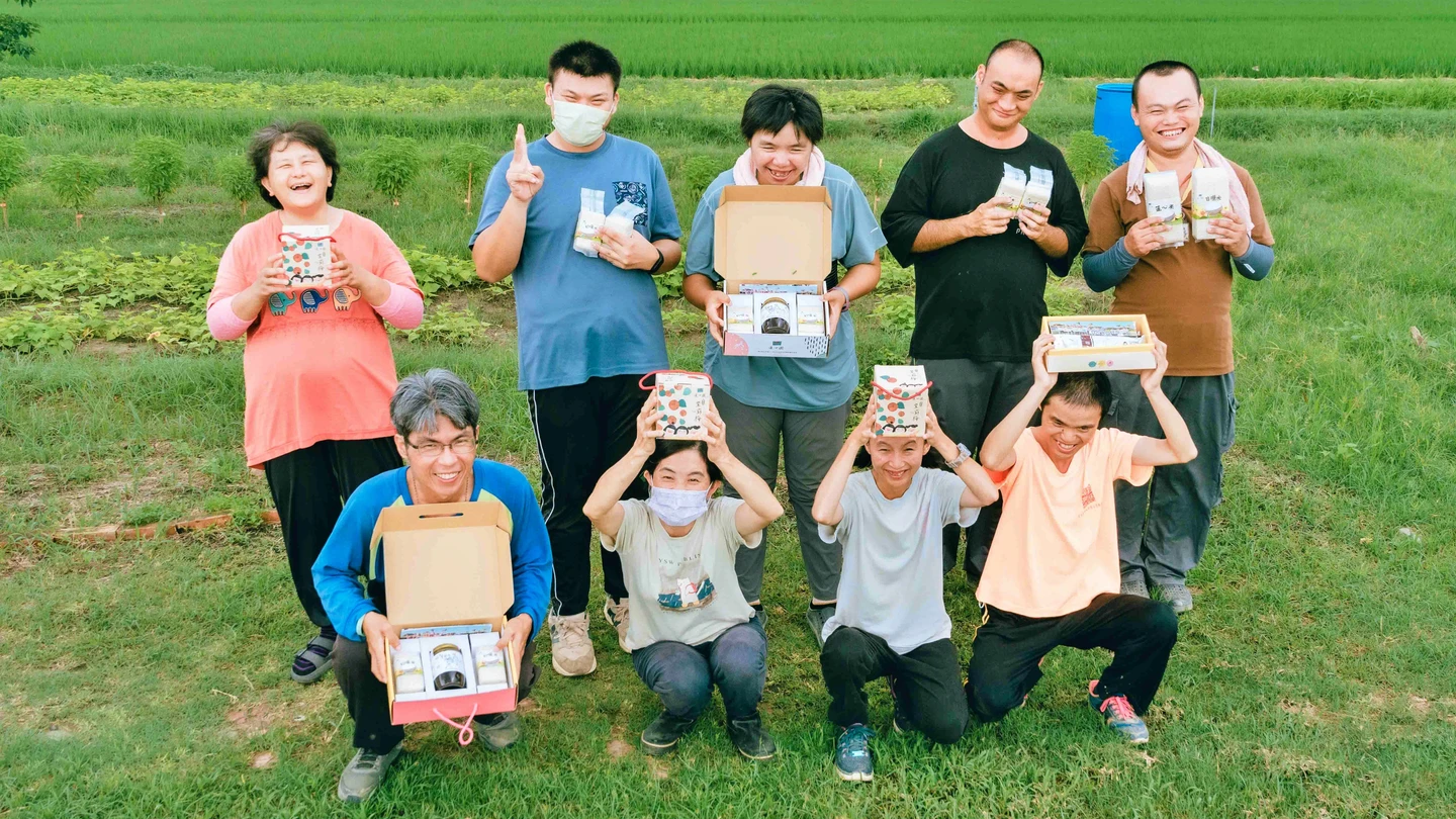 憂訂單掛蛋到搶購一空！台南蓮心園中秋禮盒完售　慢飛天使相擁而泣