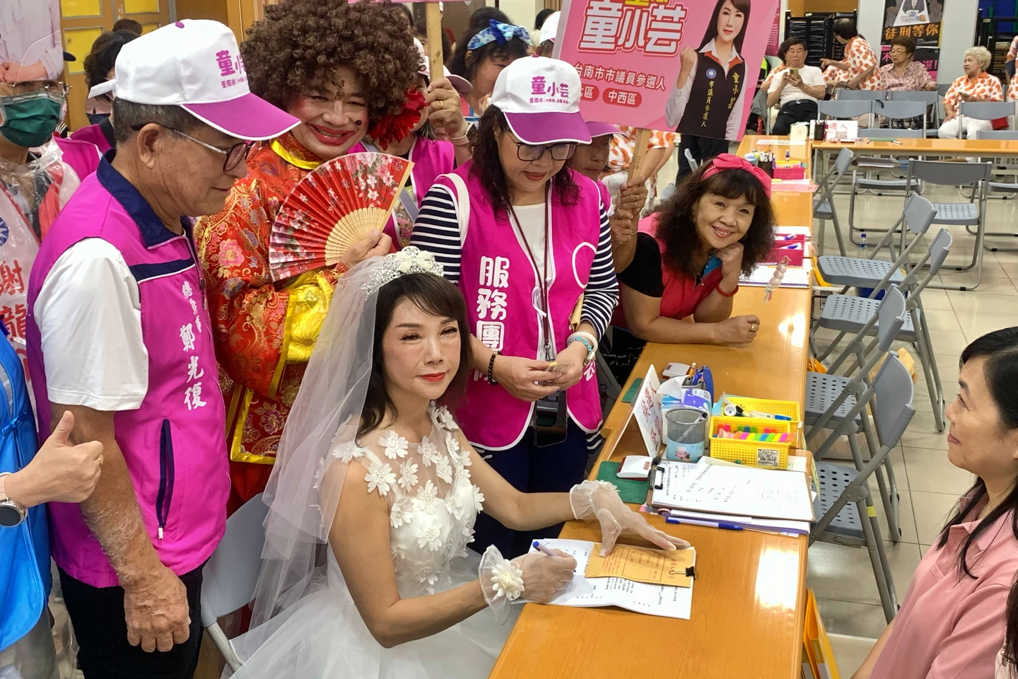 她穿白紗嫁台南、他捧「鈔票花」求愛！　南市議員登記參選變告白大會