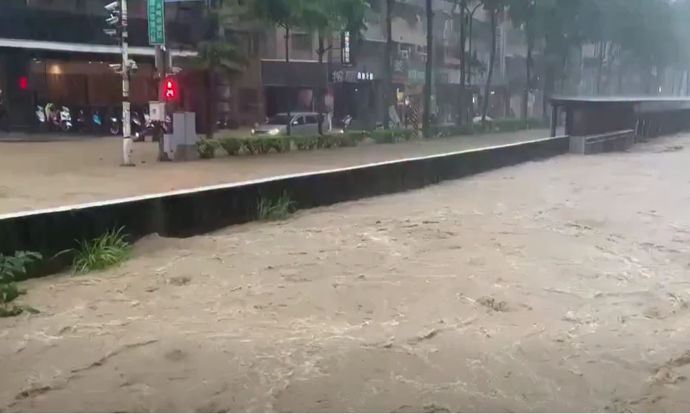 大雨狂炸淹進家門！道路慘成河道　謝國樑臉書遭灌爆「咕嚕咕嚕」：快放假