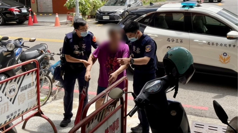 有片｜最遠的200公尺！失智婦跌坐街頭 警民暖心接力助返家